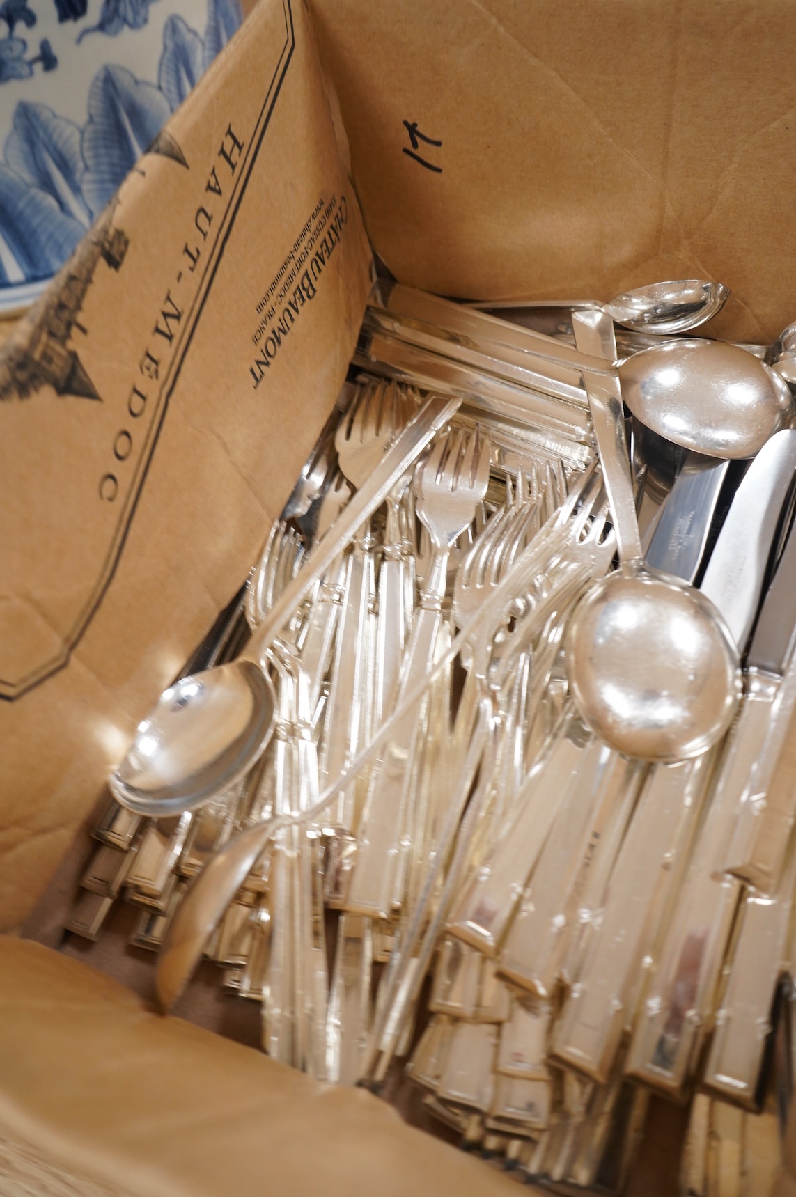 A loose canteen of plated cutlery